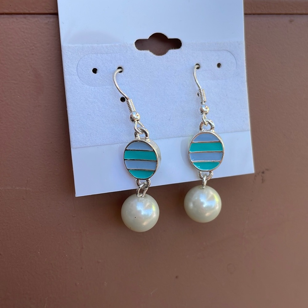 NWOT dangle fashion earrings
